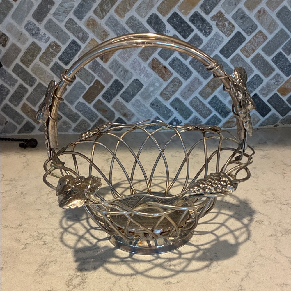Vintage Godinger Silver Art Silverplate basket Scalloped Wire Handle Grape Fruit